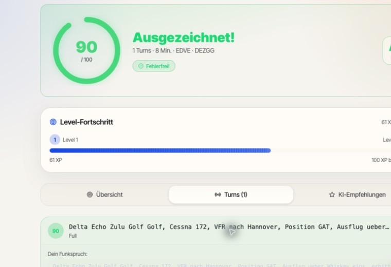 Bereinigter FlyTalk-Produktausschnitt mit Debrief, Ergebnis 90, Level-Fortschritt und normalisiertem Funkturn.