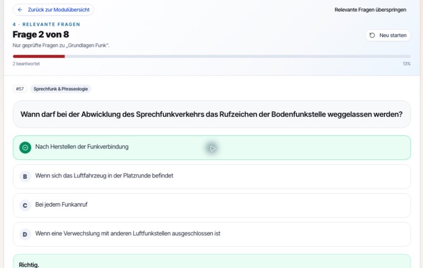 Bereinigter FlyTalk-Produktausschnitt mit einer Theoriefrage, vier Antwortmöglichkeiten und hervorgehobener richtiger Antwort.